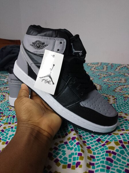 Baskets Jordan montantes gris