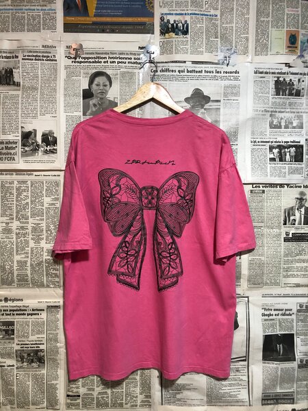 T-shirt rose avec nœud papillon