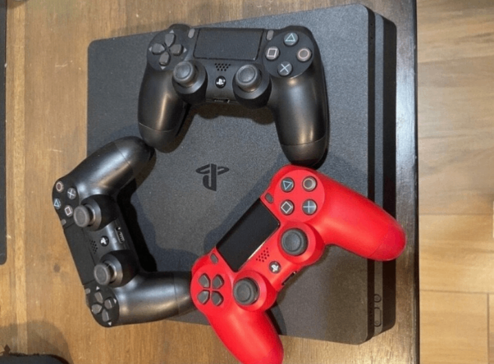 Play station 4(PS4)