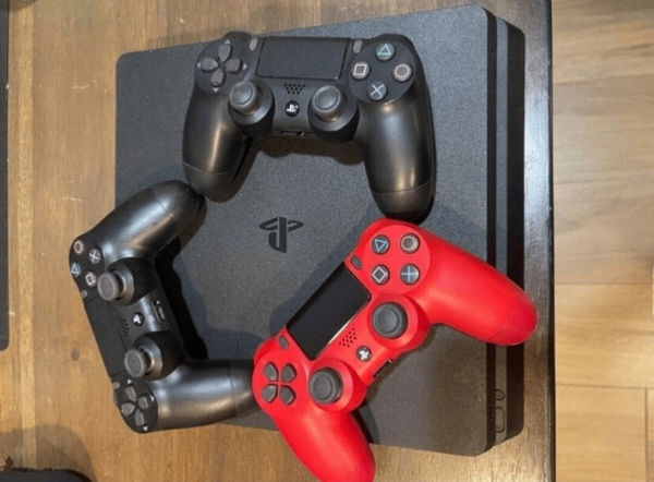 Play station 4(PS4)