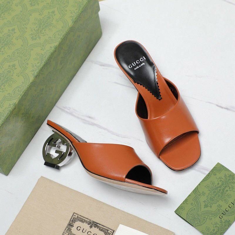 Heeled slipper