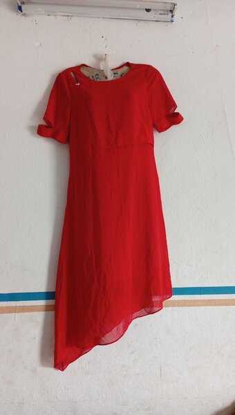 Robe rouge asymétrique élégante