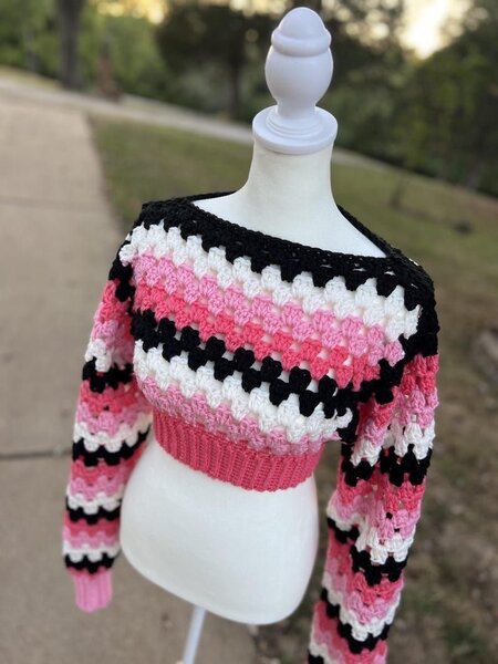 Pulls courts en crochet colorés