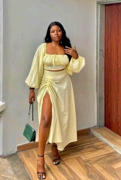 Robe élégante avec fente haute