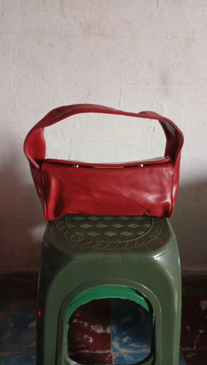Sac à main en cuir rouge élégant