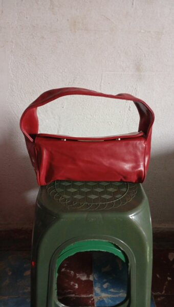Sac à main en cuir rouge élégant