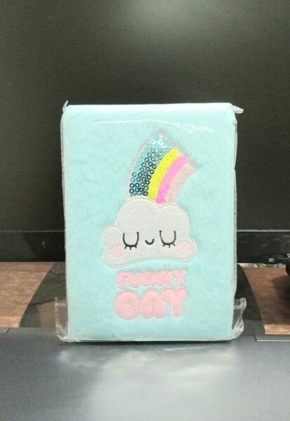 Carnet en peluche arc-en-ciel