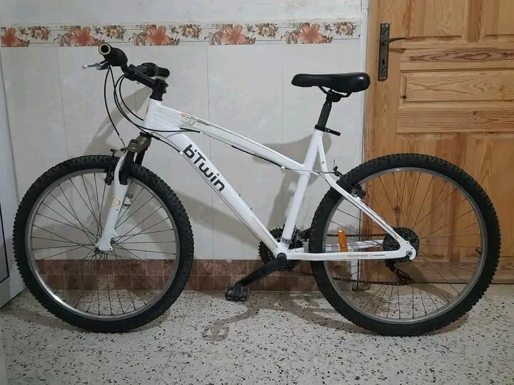 Vélo tout terrain b'Twin blanc