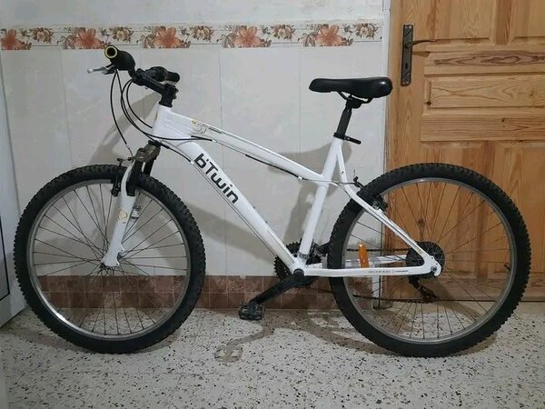 Vélo tout terrain b'Twin blanc
