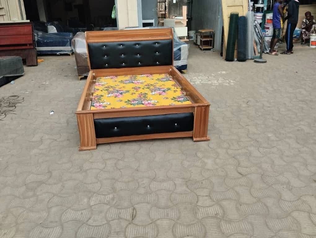 Lit en bois élégant avec tête rembourrée