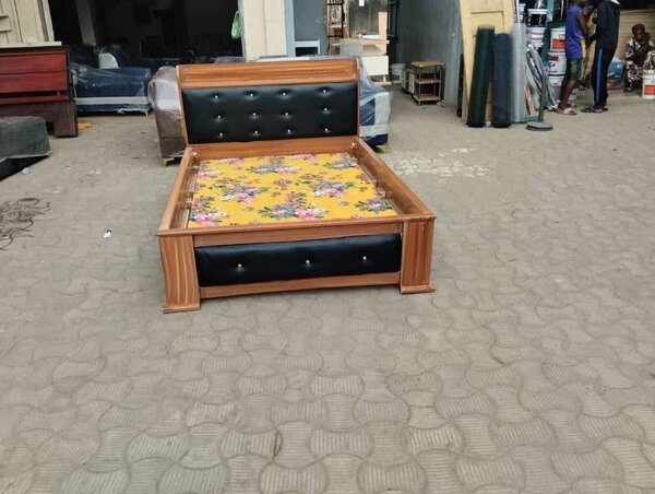 Lit en bois élégant avec tête rembourrée