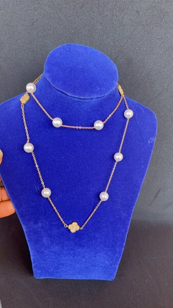 Long pearl necklace