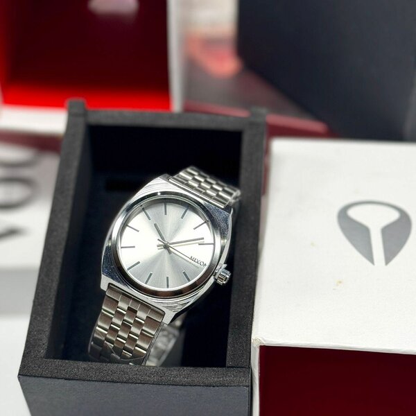 NIXON CLASSIC WATCH