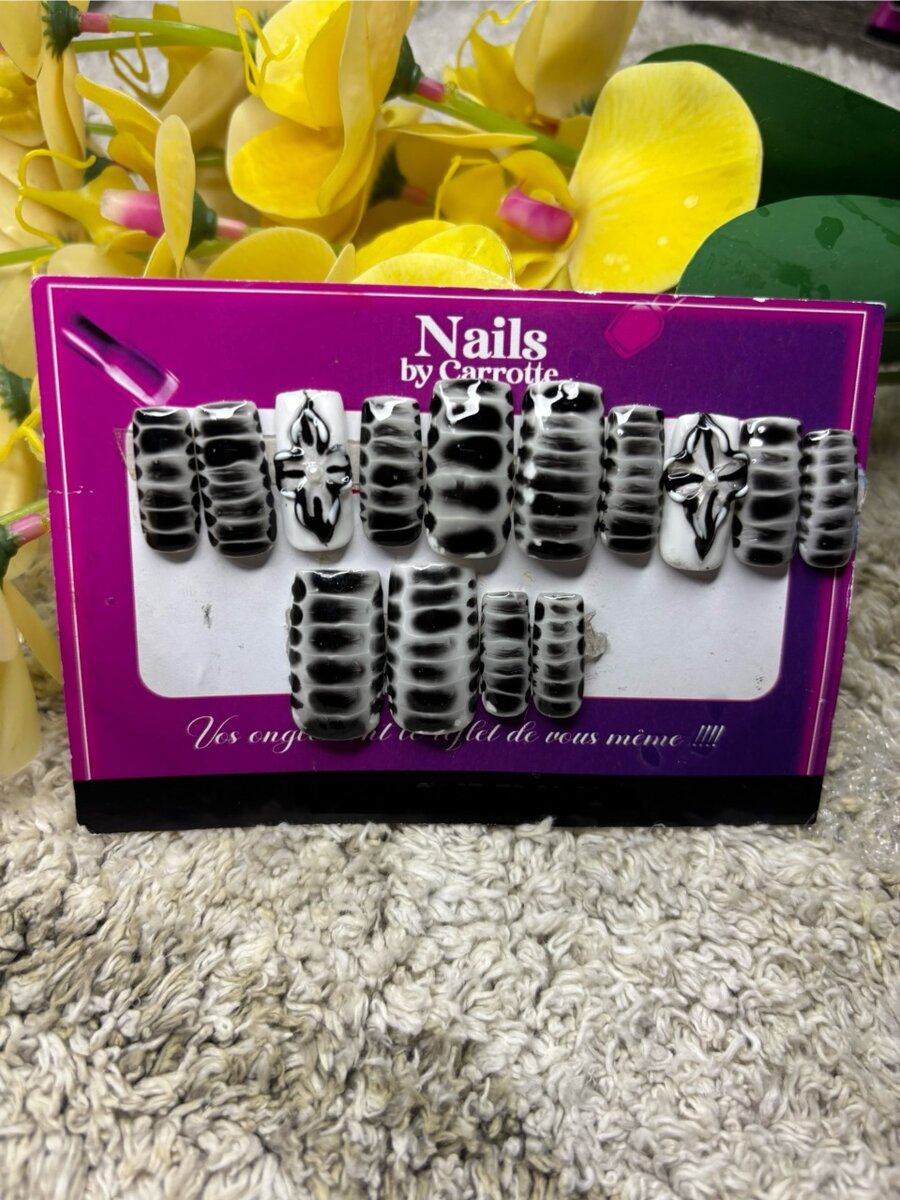 Ongles Faux Noir et Blanc