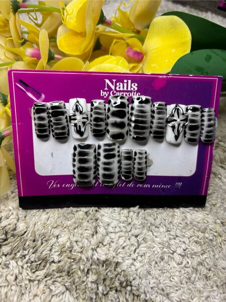 Ongles Faux Noir et Blanc
