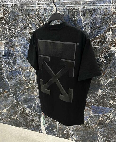 T-shirt noir moderne