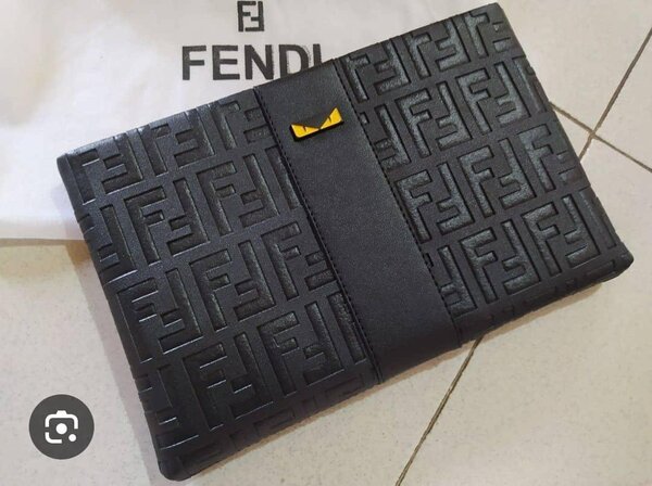Pochette en cuir embossé élégant