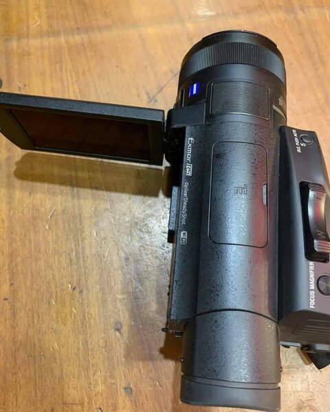 Sony FDR-AX700