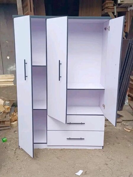Armoire blanche avec tiroirs