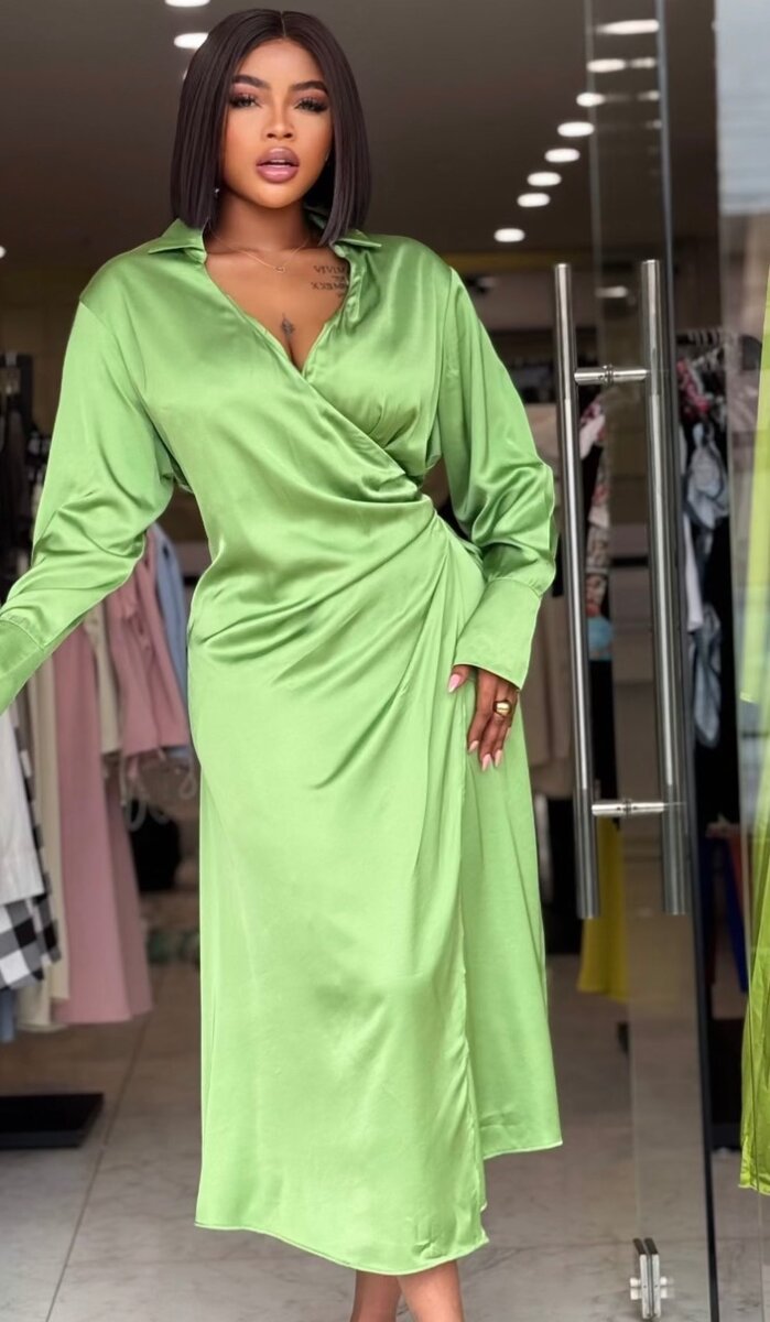 Robe satinée verte élégante