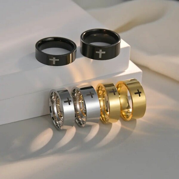 Bague avec croix gravé de Fran