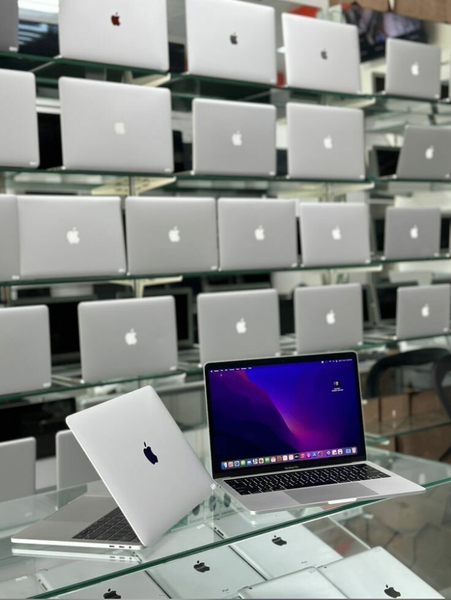 Apple laptop