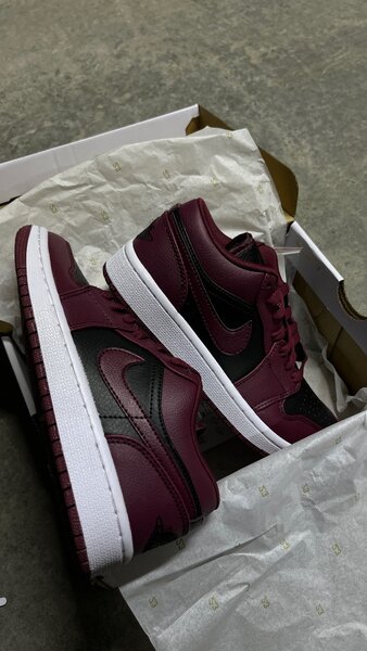 NIKE JORDAN LOW
