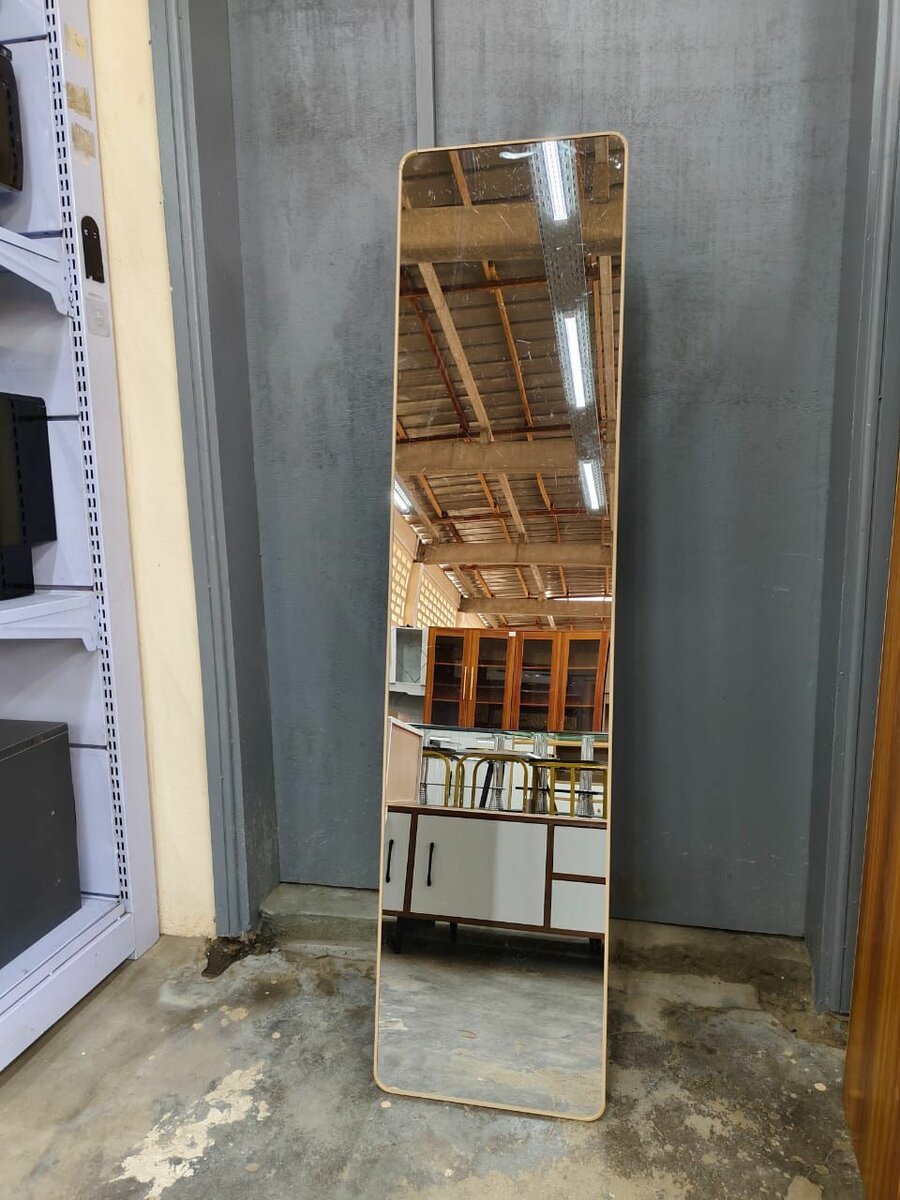 Miroir sur pied moderne