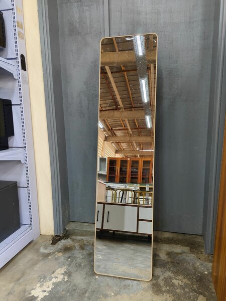 Miroir sur pied moderne