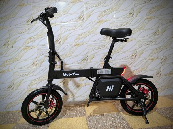 Vélo électrique pliant compact