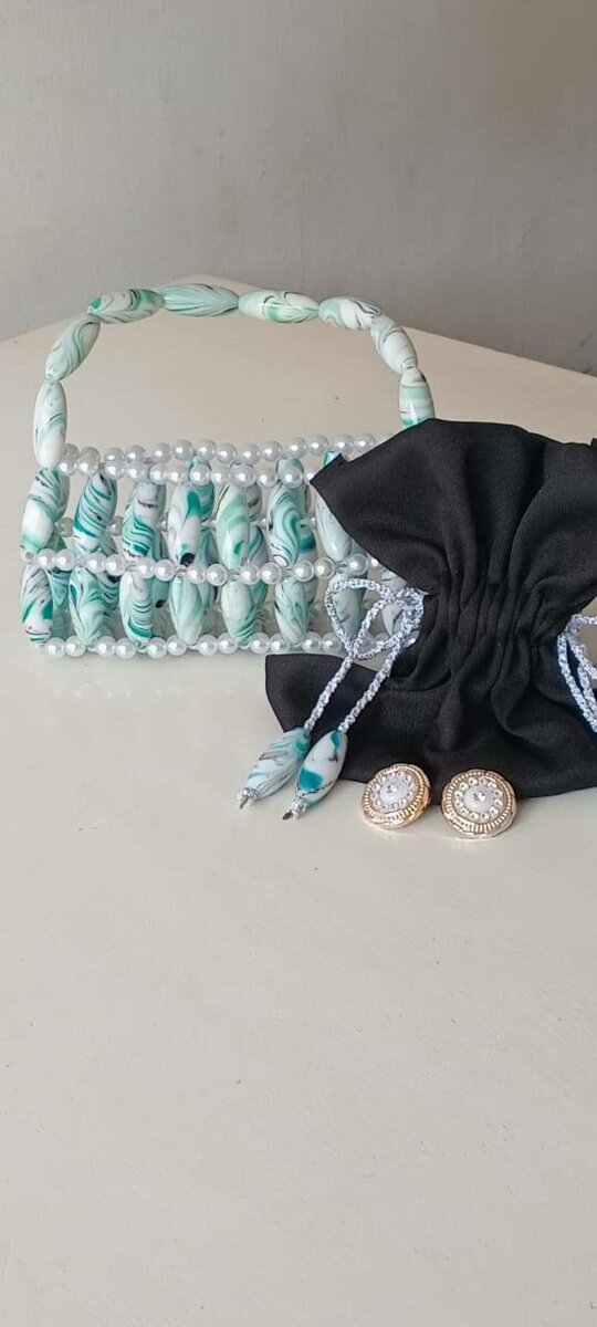 Sac à main perles élégant