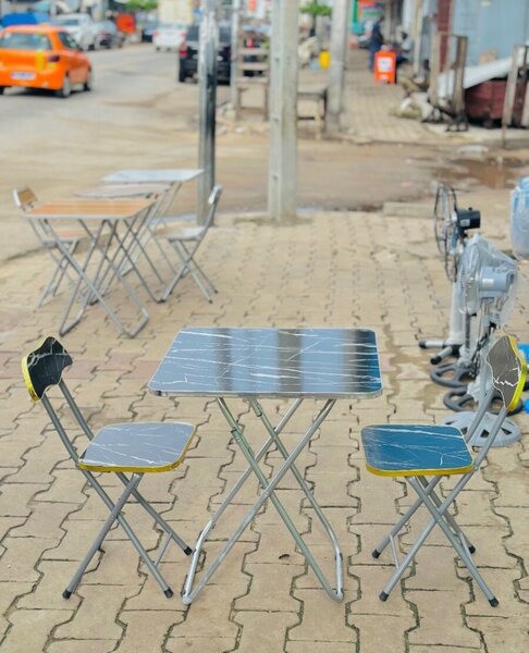 Set de table et chaises pliantes en métal