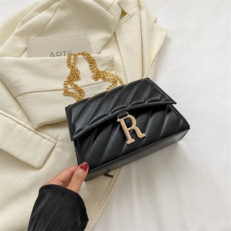Sac noir matelassé avec chaîne dorée et initiale R