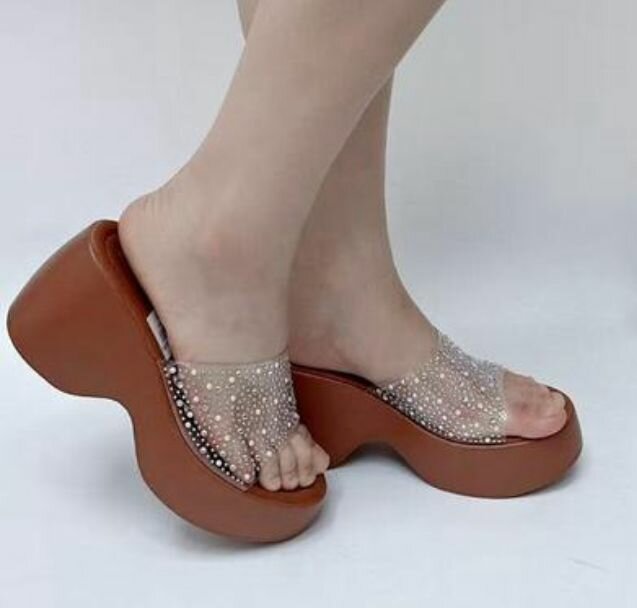 Sandales compensées élégantes