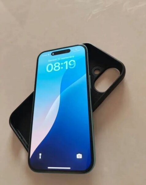 iPhone 15 bleu casi neuf