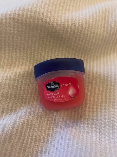 Vesalina lip therapies