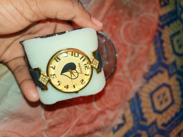 Montre élégante avec strass