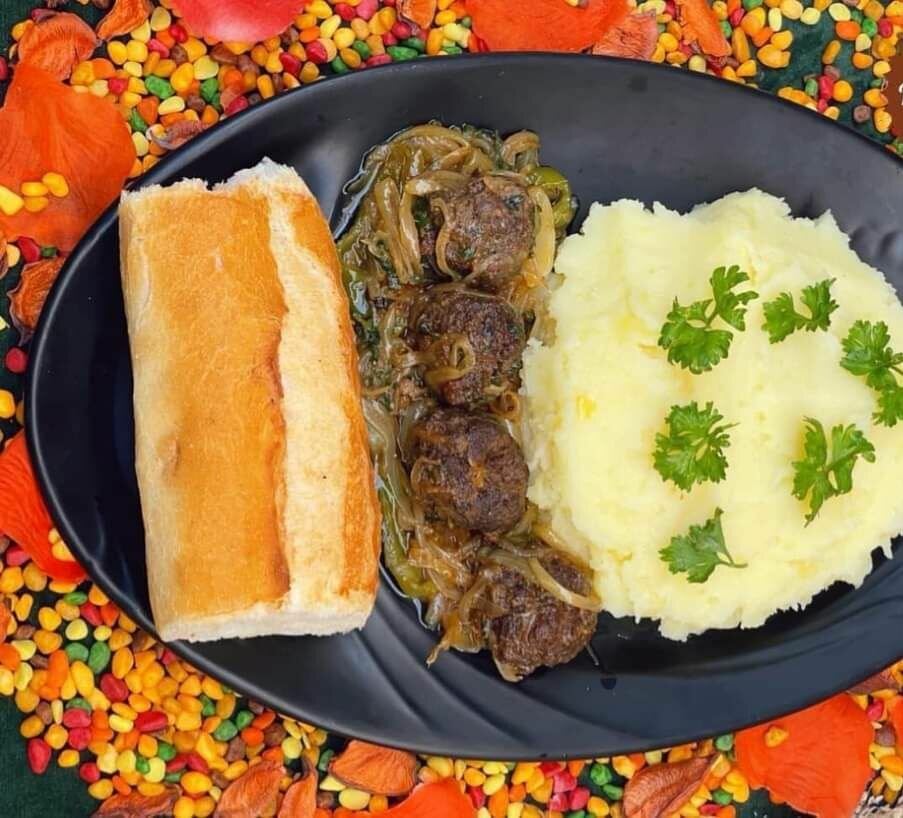 Purée de pommes de terre boulette de viande haché