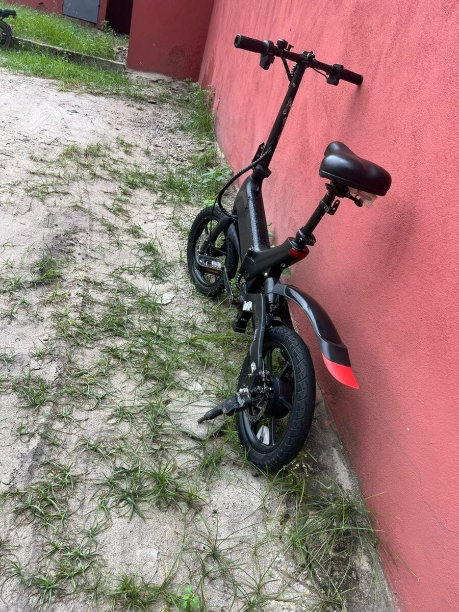 Vélo électrique pliant compact
