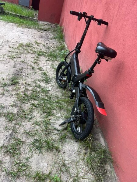 Vélo électrique pliant compact