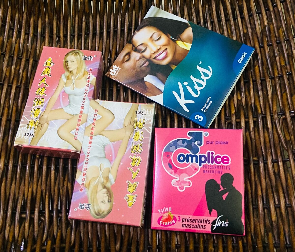 6 préservatifs + 2 lubrifiants