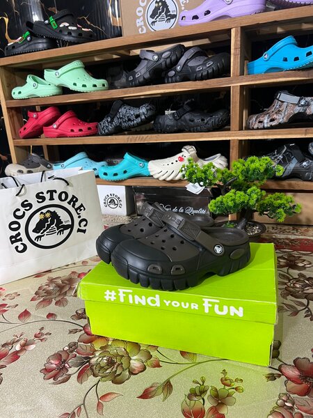 CROCS FIFTY FIFTY