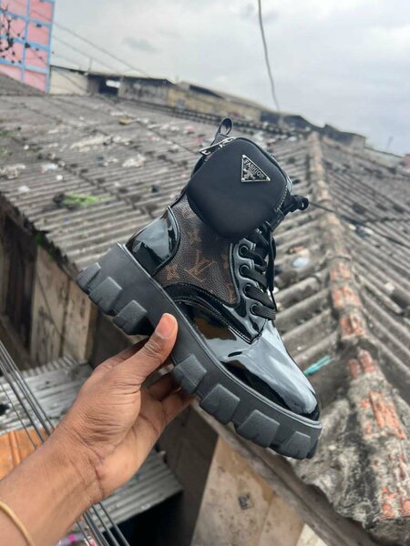 Bottes noires brillantes robustes