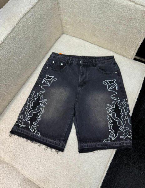Short en jean noir graphique