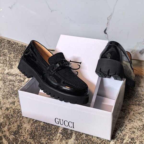 Mocassins en cuir verni noir
