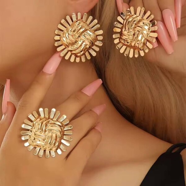 Boucles d'oreilles dorées tendance