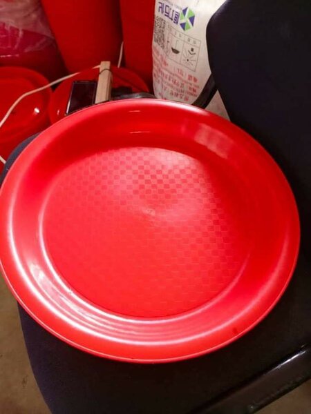 Plat en plastique rouge robuste