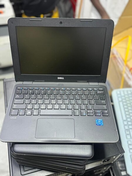 DELL LAPTOP 128GB SSD. 4GB ram.  11.1size(mini)