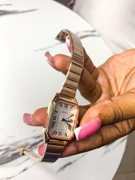 Montre Femme Élégante Dorée
