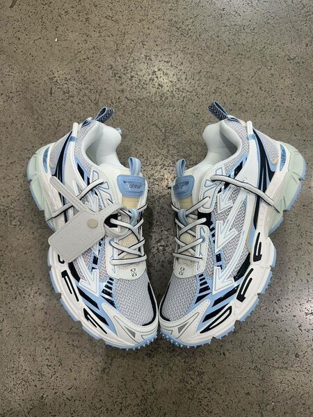 Baskets de sport futuristes
